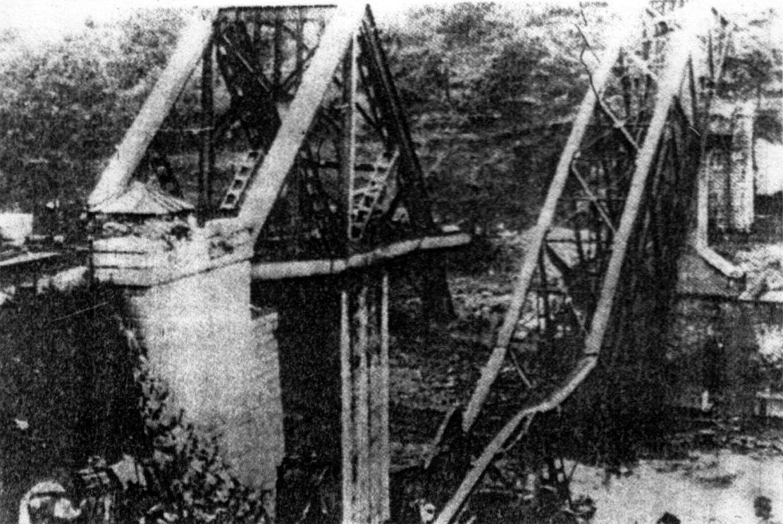 Le pont de Vichégrade après sa destruction le 7 octobre 1943, photographie prise par le général britannique Armstrong. Avec ses 140 mètres de long, c’était le plus long pont détruit sur le territoire du Royaume de Yougoslavie après la guerre d’avril 1941.