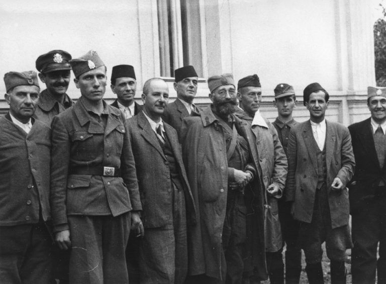 Le général Draja Mihaïlovic et le colonel (OSS) Robert McDowell (5ème et 4ème en partant de la droite) avec des musulmans 1er octobre 1944. De droite à gauche : Mustafa Mulalic, Mustafa beg Salihbegovic, Hassan beg Muratbegovic, Mustafa Pasic, Mahmud beg Predjilovic, Ibrahim beg Predjilovic. Le 2ème en partant de la gauche est le capitaine (OSS) John Milodragovic