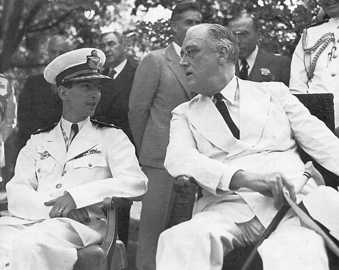 Washington, en juin 1942. Le Roi Pierre II et le Président Roosevelt
