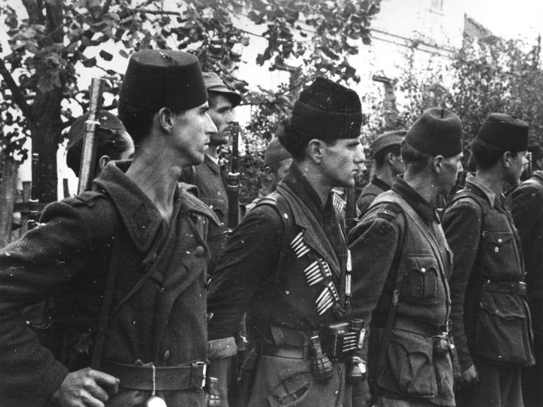 Unité de Tchetniks musulmans lors du passage en revue des troupes dans la région de Semberia, en Bosnie vers le 1er octobre 1944