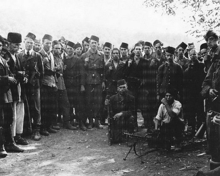 Tchetniks musulmans et orthodoxes, sur la Trébava au nord de la Bosnie en octobre 1944