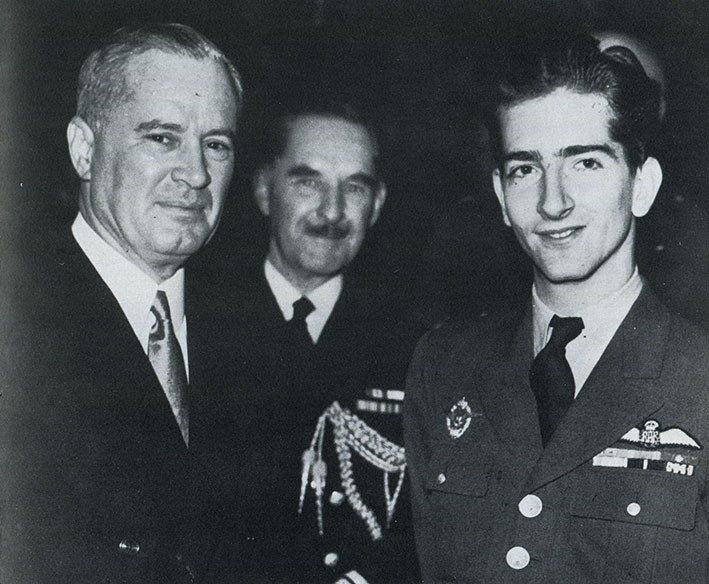 Richard Cunningham Patterson (à gauche) ambassadeur des Etats-Unis d'Amérique et le Roi Pierre II Karageorgévic de Yougoslavie (à droite) en 1944 à Londres