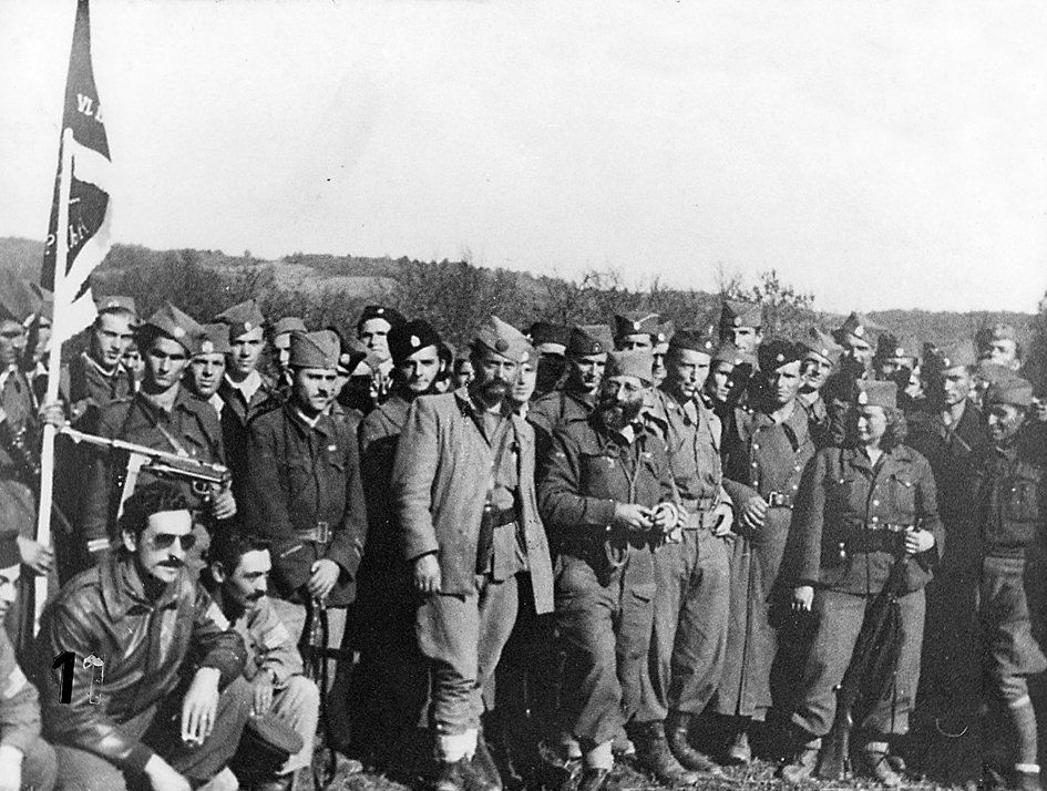 Le général Draja Mihaïlovic avec les Tchetniks de Bosnie occidentale en octobre 1944. A droite, la pipe aux lèvres le colonel américian de l'OSS Robert McDowell. Accroupi en bas à gauche avec des lunettes sombres, le capitaine américain Nikola 'Nick' Lalic.
