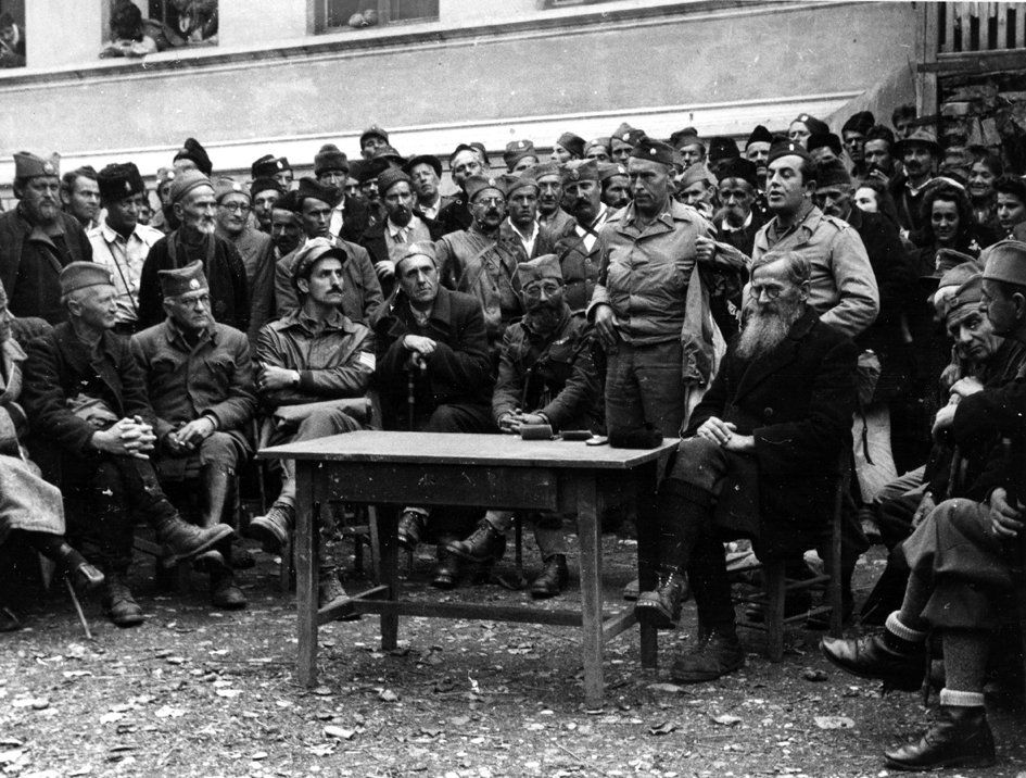 Octobre 1944 en Bosnie.Le général Mihaïlovic et ses Tchetniks de la région avec des membres de la mission américaine de l'OSS du colonel McDowell (debout devant la table, à droite du général Mihaïlovic qui est assis)