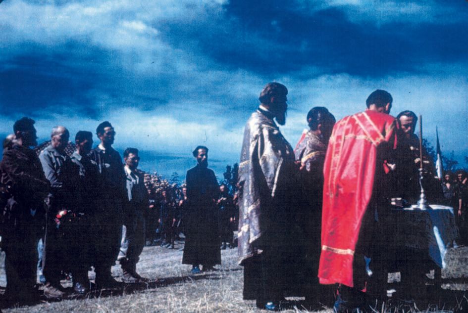 Pragnani le 6 septembre 1944. Célebration de l'anniversaire du Roi Pierre II de Yougoslavie. Le 1er en partant de la gauche est le général Draja Mihaïlovic, à sa gauche le colonel Robert McDowell de l'OSS.