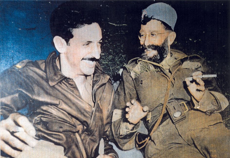 Environs de Mionitsa en Serbie en septembre 1944. Le capitaine américain Nikola 'Nick' Lalic et le général Mihaïlovic. Il s'agit de l'une des premières photographies couleur de l'Histoire prises dans les Balkans.