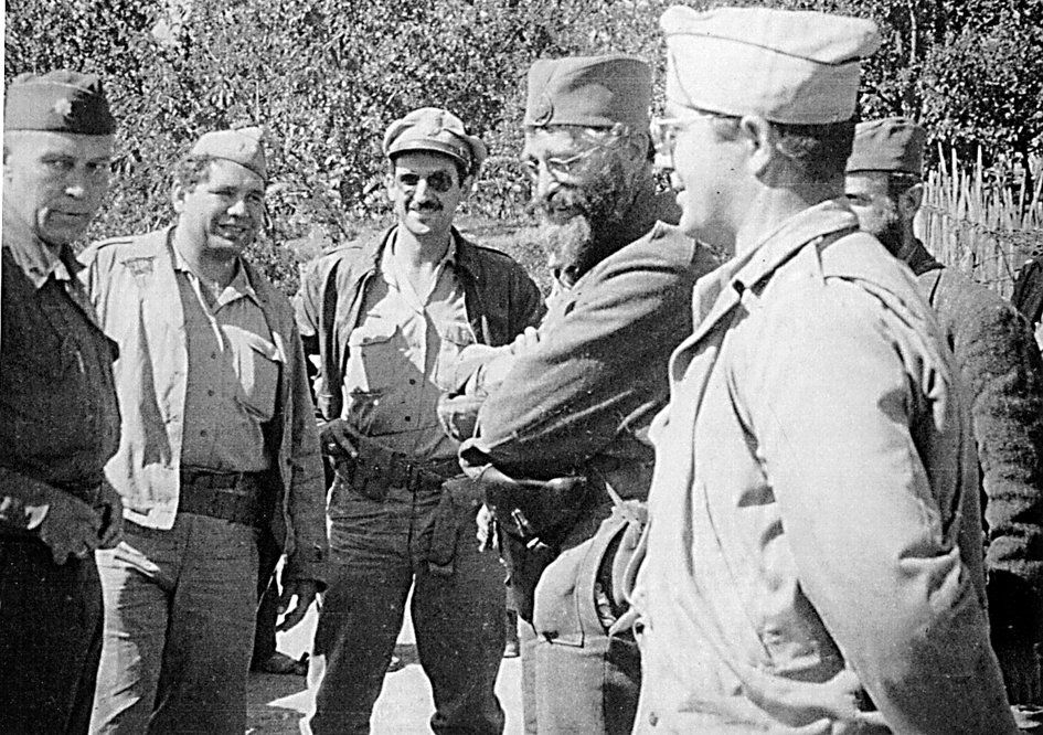 Le général Draja Mihaïlovic avec des membres de la mission miliaire américaine à l'automne 1944. De gauche à droite: le colonel Robert McDowell, le capitaine George Musulin, le capitaine Nik Lalic, le général Mihaïlovic et le lieutenant Michael Rayachic.