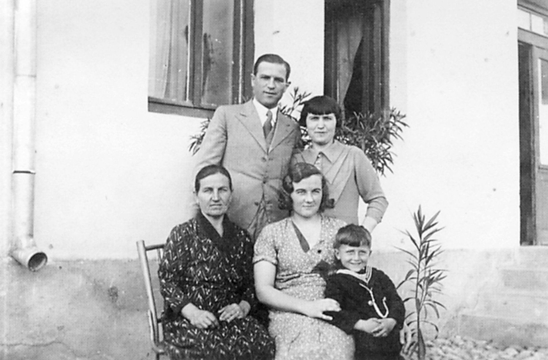 La famille Kalabic à Valiévo en 1930. Debouts : Nikola Kalabic et Borka. En bas de gauche à droite : Yoka, Angélina et Milan.