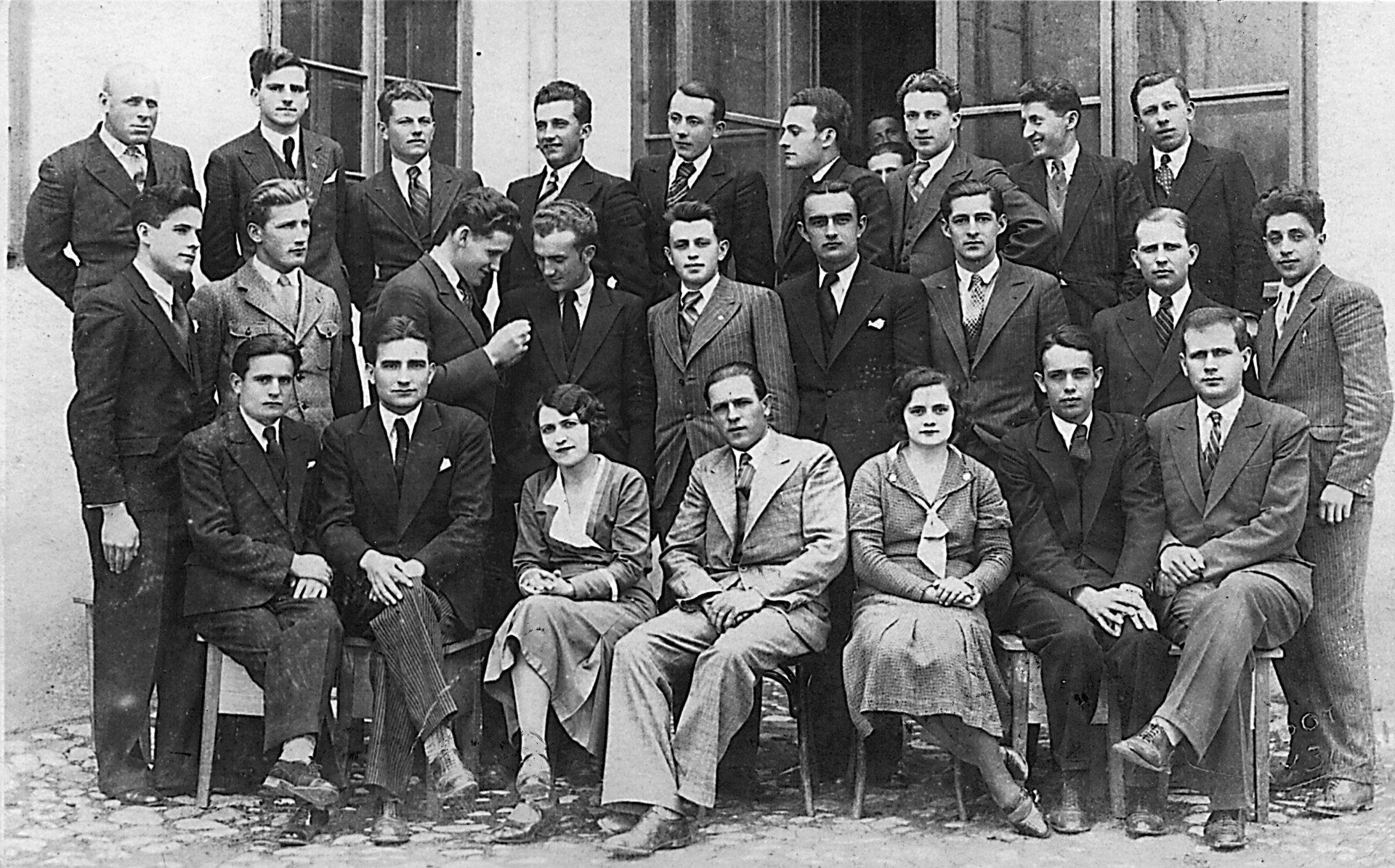 L’administration géodésique du district de Valiévo. Le responsable, Nikola Kalabic est assis au centre. Assise à gauche son épouse Borka, fonctionnaire du service.