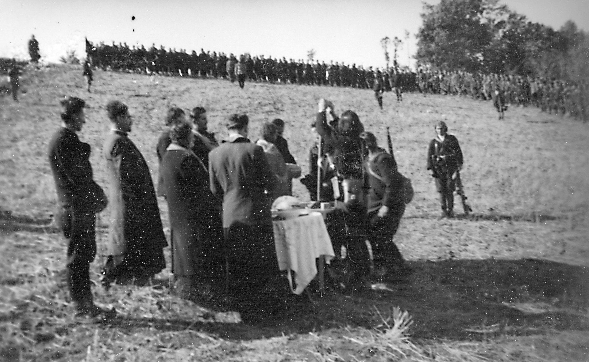 Nikola Kalabic allume le cierge au cours de la célébration dans le maquis par la Garde royale de la montagne de la fête du Saint patron de l’armée du Royaume de Yougoslavie - Vidovdane (la «Saint Guy»)
