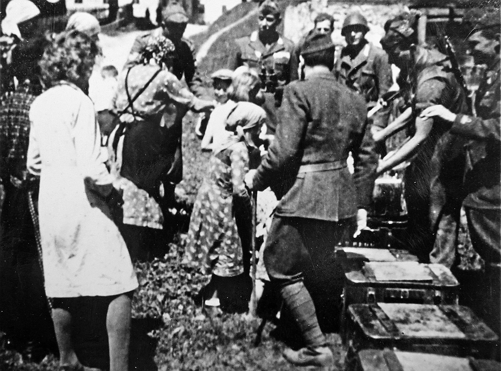 Des soldats italiens dans leur zone d'occupation du Royaume de Yougoslavie et des réfugiés serbes pris en charge.