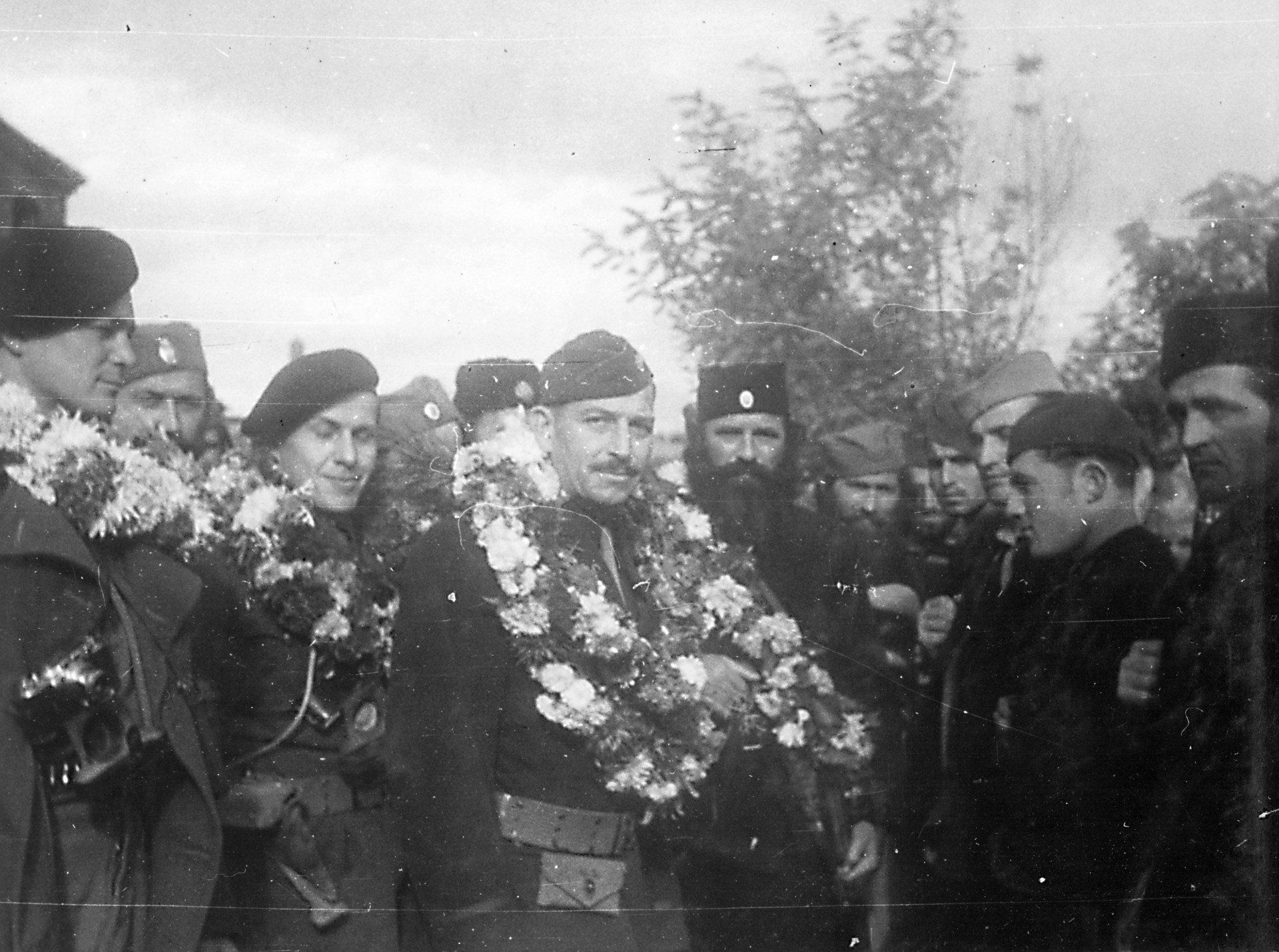 Novembre 1943, Stragari près de Topola. De gauche à droite : le British Colonel Duane Hudson, le USMC Capt. Walter Mansfield, LtCol. Albert B Seitz, le capitaine Nikola Kalabic et ses Gardistes.