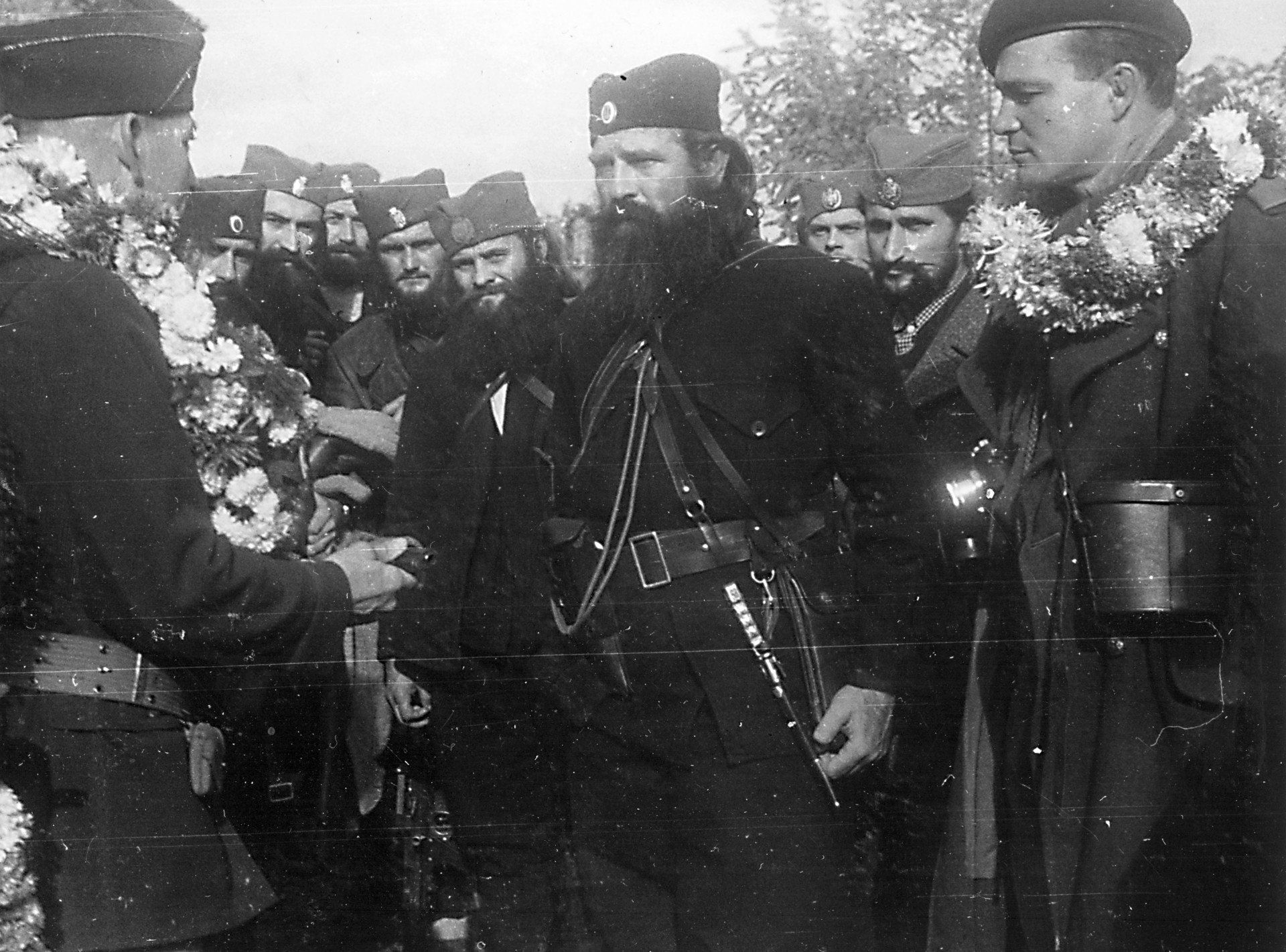 Le LtCol. Seitz offrant solennellement son Colt 45 au capitaine Nikola Kalabic. A droite le British Colonel Hudson