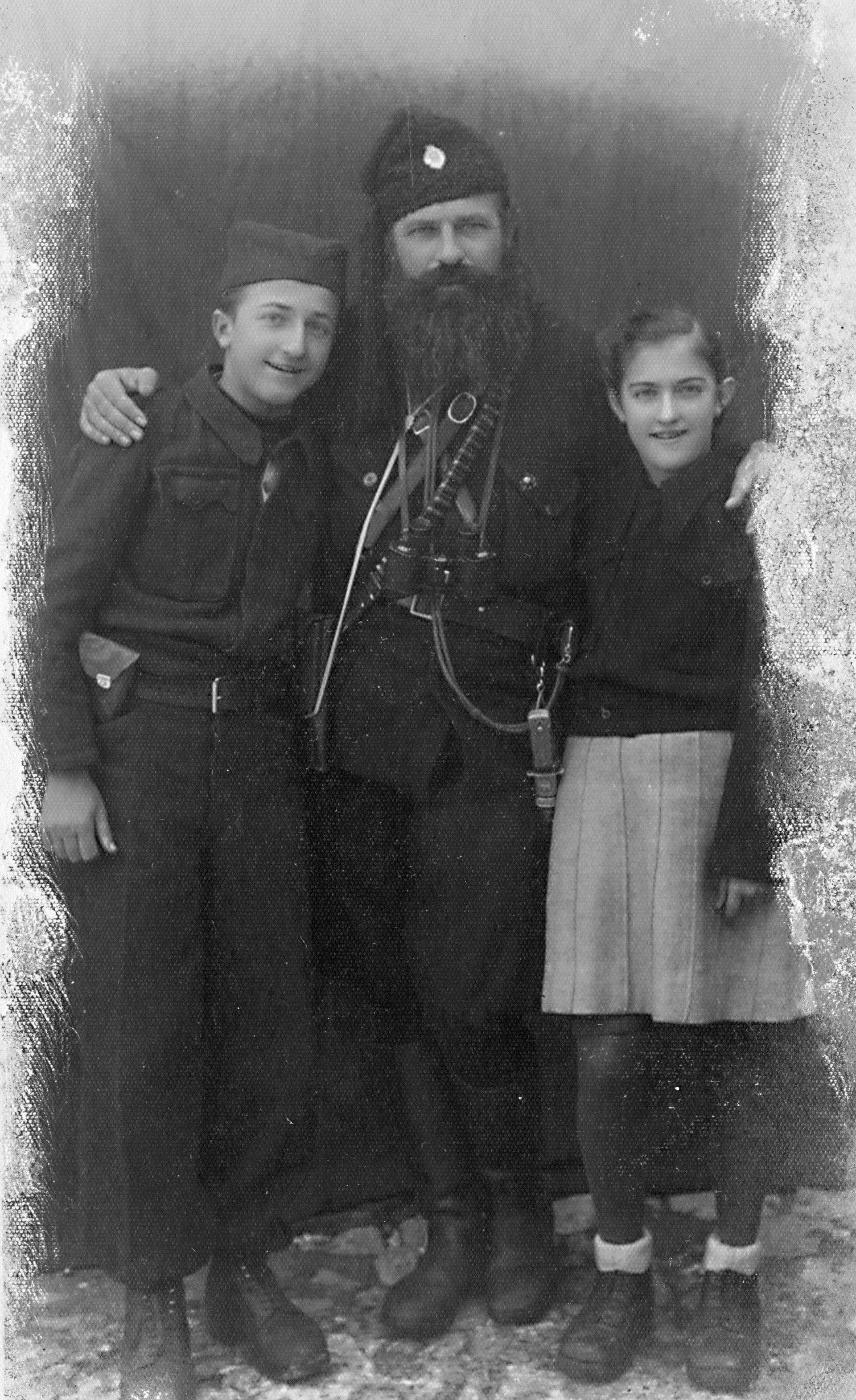 Fin 1943, Nikola avec ses enfants Milan et Miriana, peu de temps après l'évasion de celle-ci du camps de Bagnitsa (Photo du Musée national d’Oujitsé)