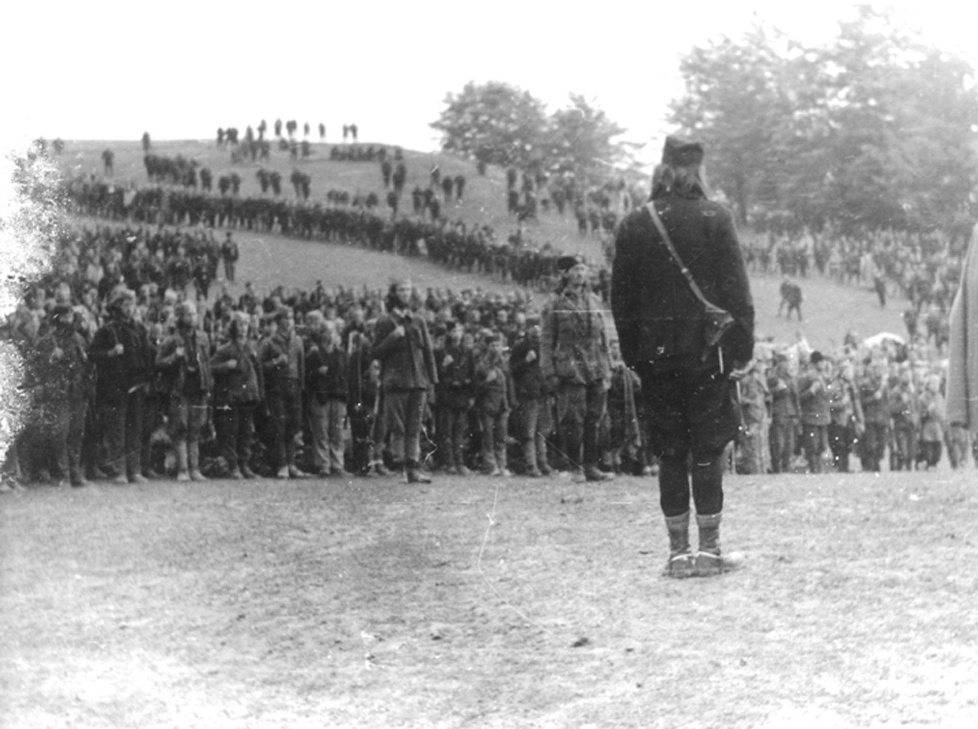 Sur le mont Ravna Gora au printemps 1944. Le capitaine Nikola Kalabic devant les troupes de son 2e corps d’assaut