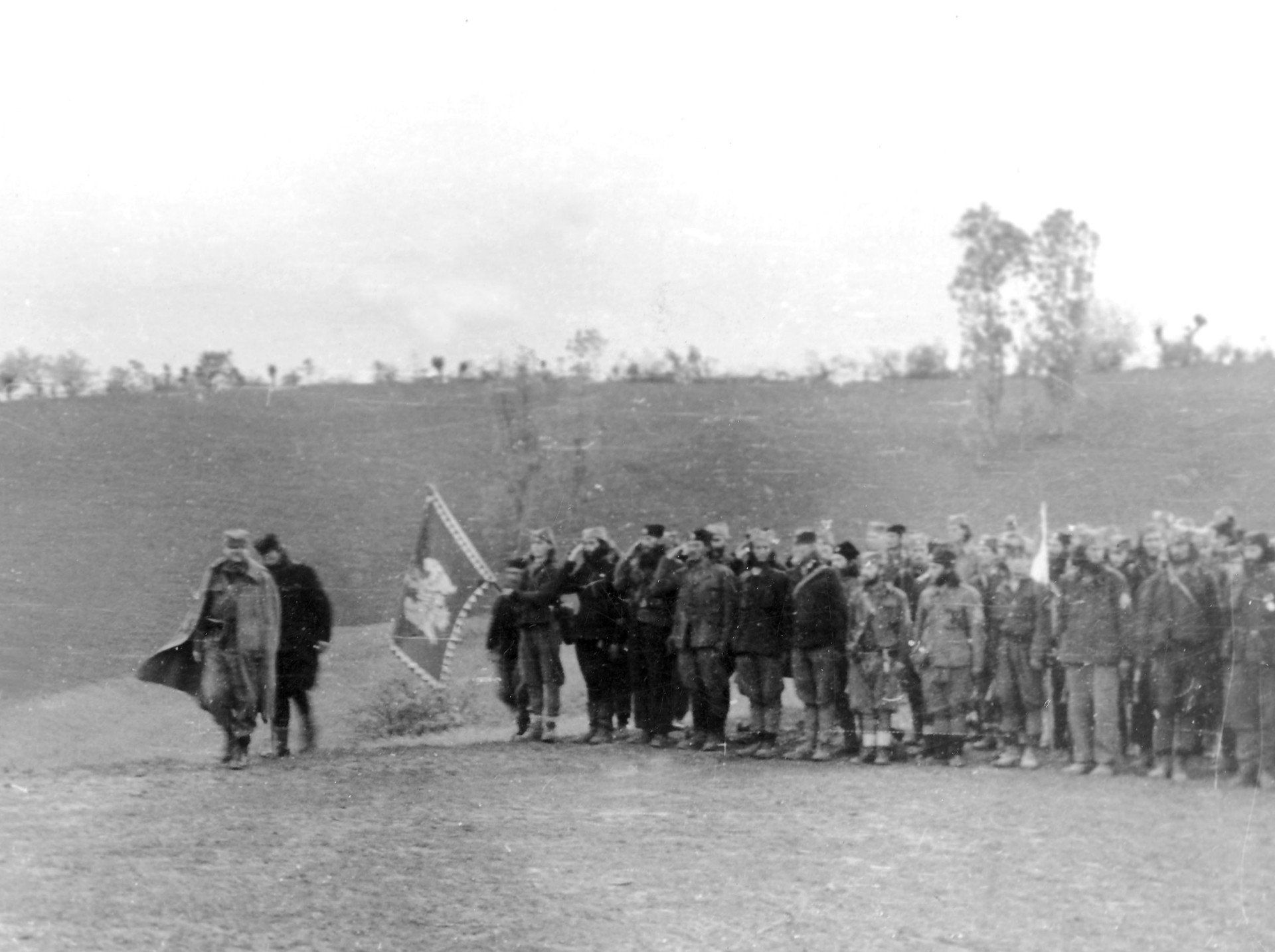 Sur la Ravna Gora au printemps 1944, le général Draja Mihaïlovic et le capitaine Nikola Kalabic passent en revue le 2e corps d’assaut.