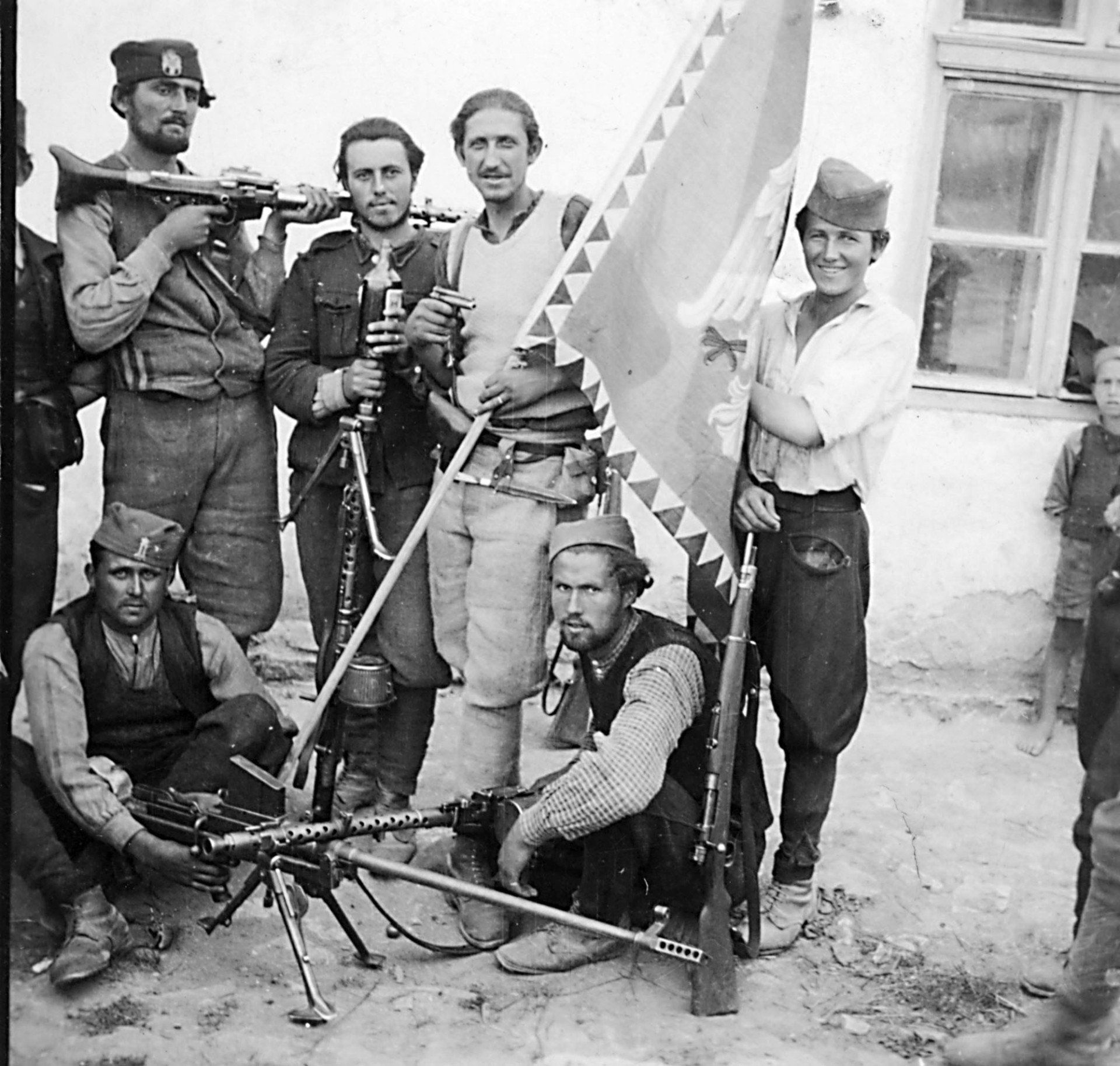 Quelques Gardistes avec le drapeau de la Garde royale de la montagne