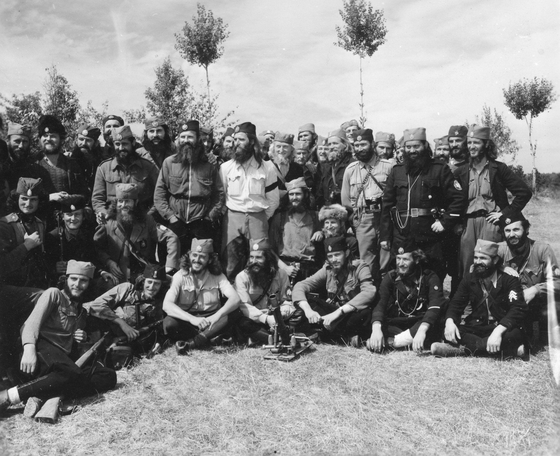 Au village de Pragnani près de Tchatchak, le 6 septembre 1944. A droite de Kalabic en vareuse blanche, son adjoint le capitaine Milan Medic.