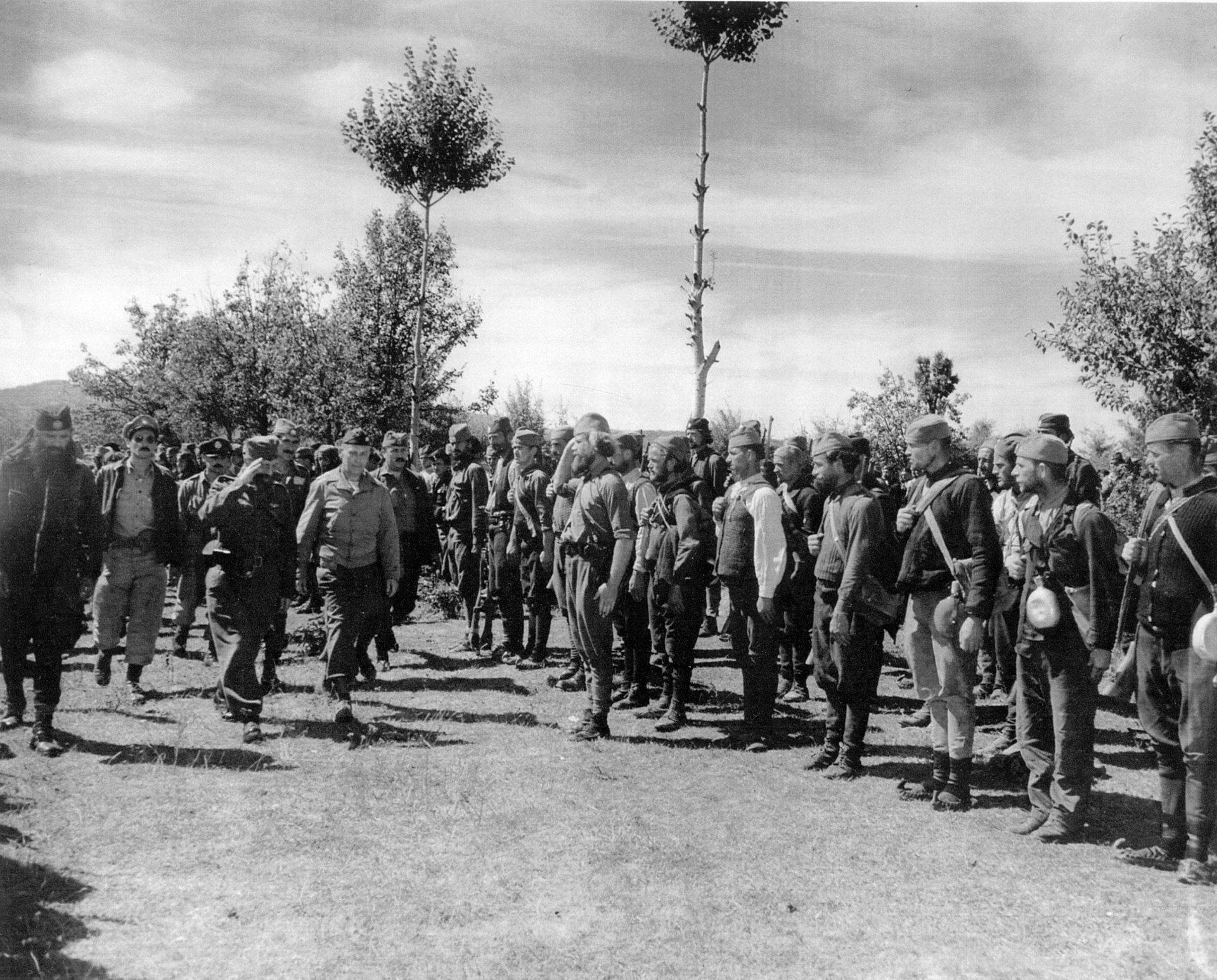 Pragnani près de Tchatchak, le 6 septembre 1944. De gauche à droite passant les troupes en revue: Nikola Kalabic, le OSS Capt. Lalic, le général Mihaïlovic, le OSS Lt. Col. Robert H. McDowell