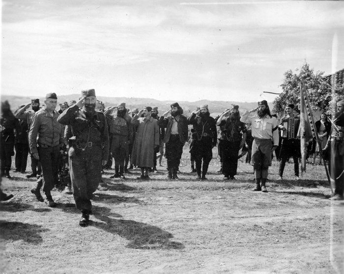 Le général Draja Mihaïlovic et le USA colonel de l'OSS Robert McDowell passent en revue les Tchetniks de la Garde royale de la montagne le 6 septembre 1944 à Pranjani (Serbie), jour de l'anniversaire du Roi Pierre II de Yougoslavie.