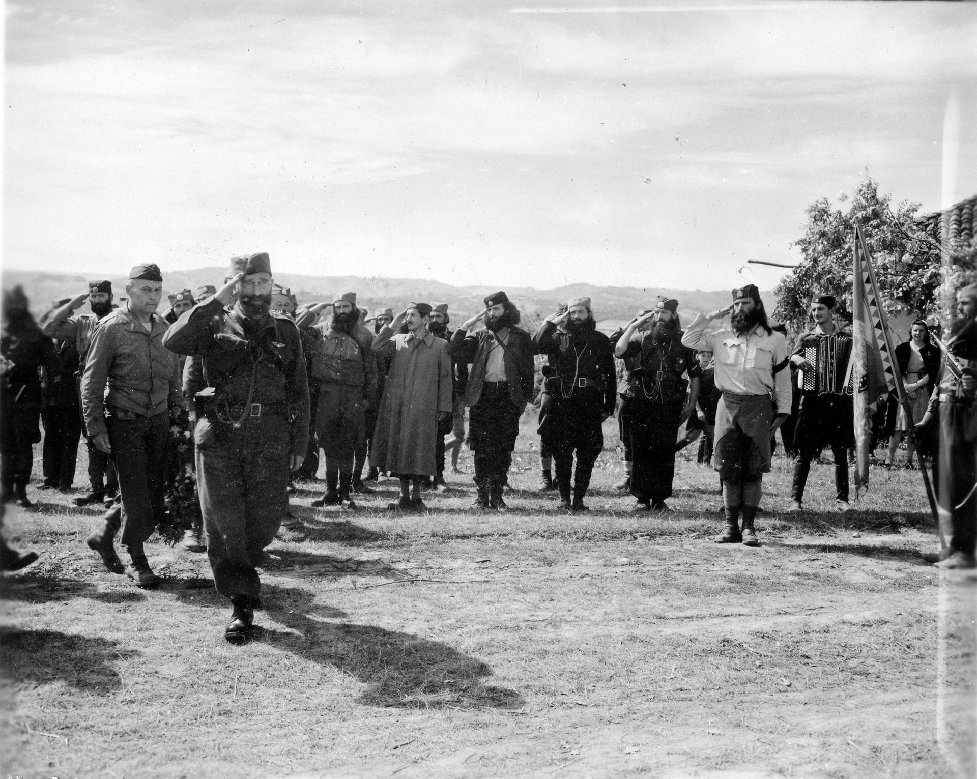 Pragnani, le 6 septembre 1944, le général Mihaïlovic passe en revue un peloton de la Garde royale de la montagne. Derrière lui, le Col. McDowell chef de la