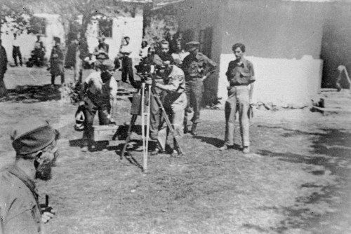 Les membres de la mission militaire américaine du colonel McDowell en plein tournage d'un documentaire consacré au général Draja Mihaïlovic en septembre 1944.