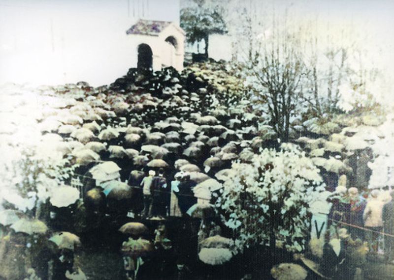 Kragouillévatz, la cathédrale de la Dormition-de-la-Mère-de-Dieu, en octobre 1941. Oraison funèbre pour les habitants exécutés par les nazis.