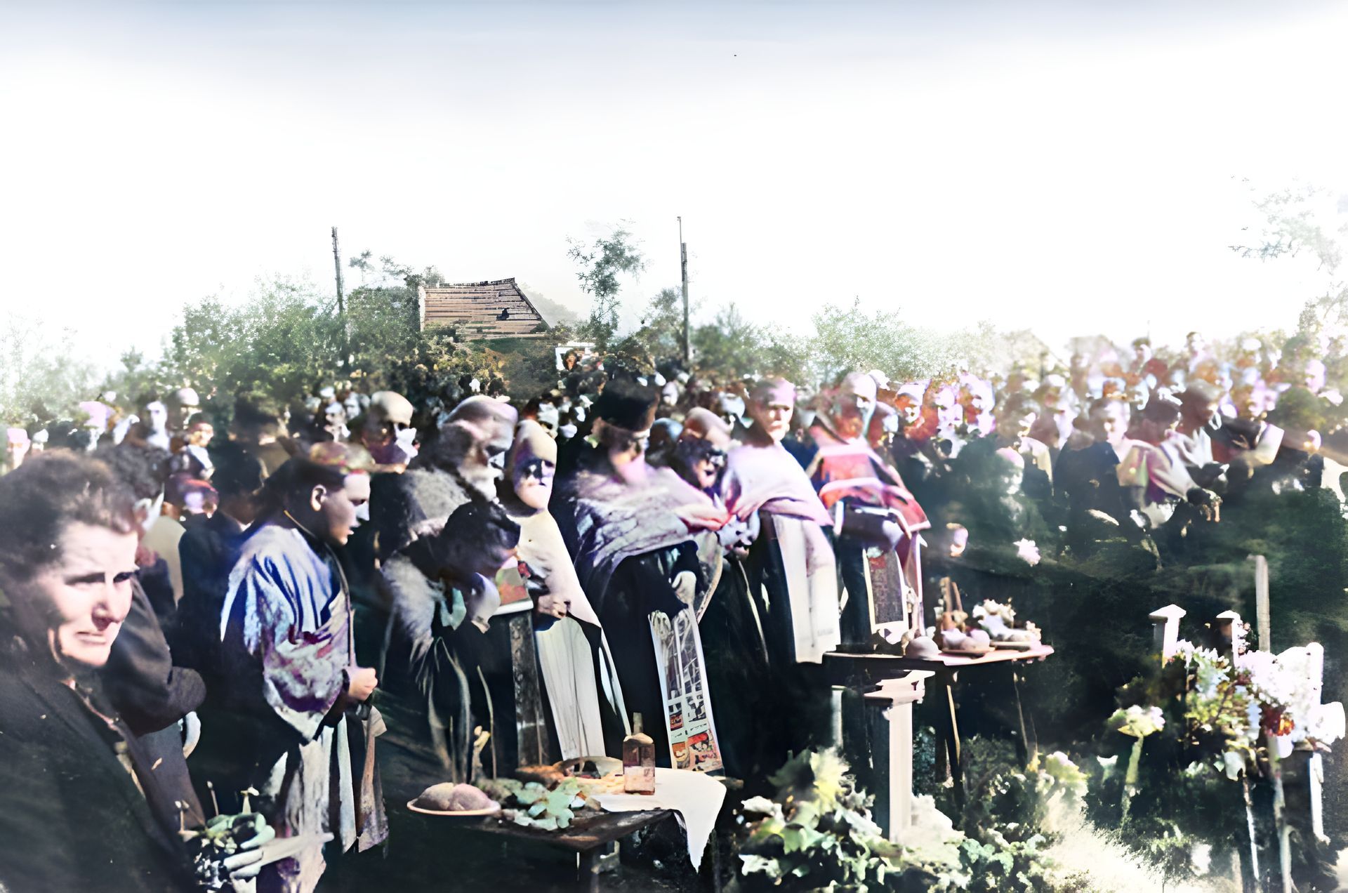 La forêt de Choumaritsé, le 21 octobre 1945. Une des dernières commémorations des crimes de guerre allemands d'octbre 1941 jusqu'aux années 1990