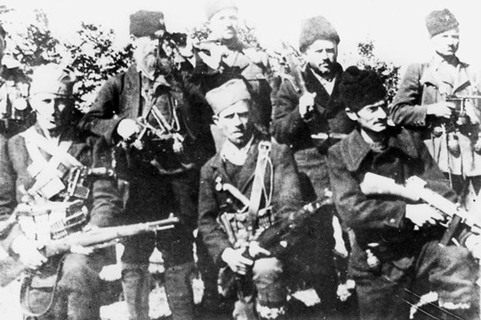 Dans le maquis sur la route Kragouillévatz – Gorni Milanovatz, le 14 octobre 1941. Les Tchetniks et les communistes attendent la colonne allemande en provenance de Kragouillévatz.