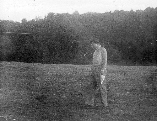 Le colonel William Bailey, chef de la mission militaire britannique dans un champ à Zlatibor à l'automne 1943.