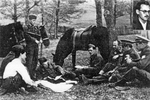 Bosnie, fin 1944. Le Tchetnik aux lunettes est le capitaine Uros Chouchteritche, slovène de Ljubljana, avec des membres de la mission du colonel McDowell. La photo dans l'angle du capitaine Chouchteritche date de sa sortie des gêoles communistes en 1946.