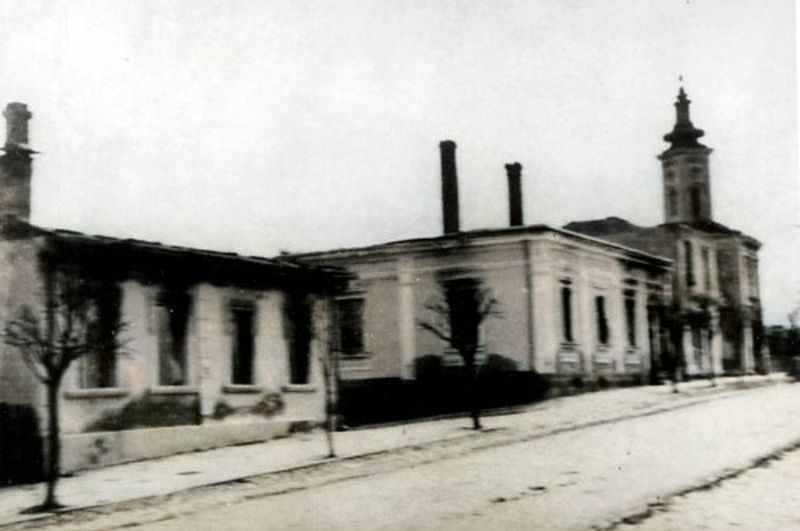 Gorni Milanovatz, le 16 octobre 1941. incendié par la Wehrmacht. Au milieu de la photo, la maison incendiée de l’académicien serbe Draguicha Vasic