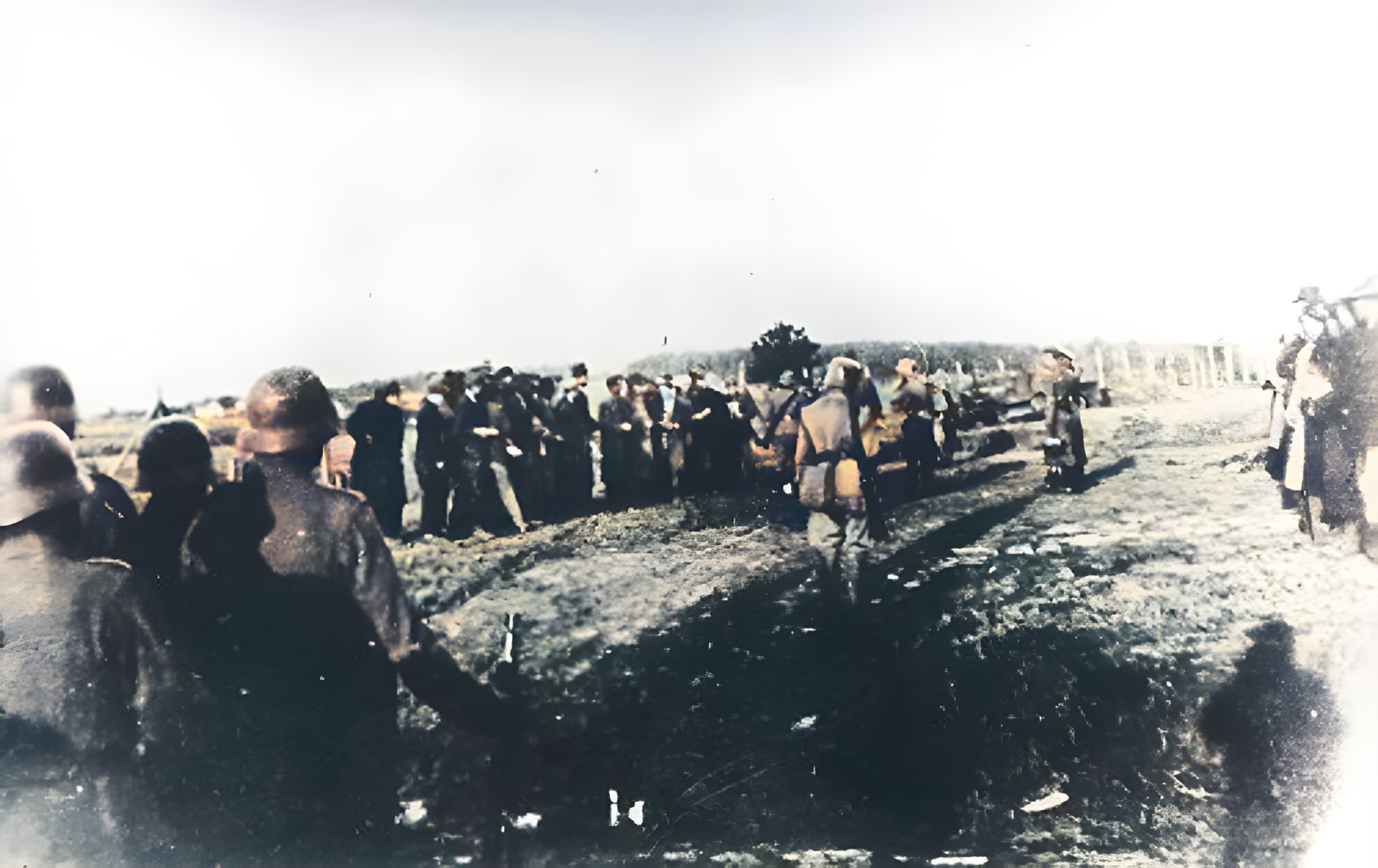 Kragouillévatz, la forêt de Choumaritsé, le 21 octobre 1941 à l’aube. Les soldats de la Wehrmacht confisquent les pièces d’identité et objets personnels aux otages, juste avant leur exécution.