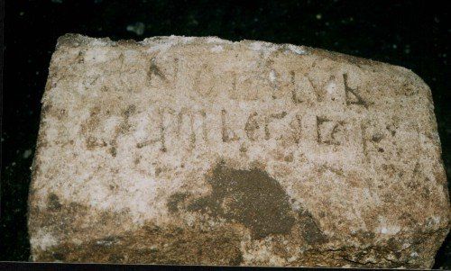 Une des stèles du cimetière orthodoxe serbe découverte sous les fondation de la mosquée Ottomane à Bijelina, découverte lors des fouilles en décembre 2002