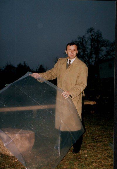 Mirko Babic, le directeur du Musée de Semberija, montre les moyens dérisoires protégeant le lieu des fouilles à Bijelina en 2002