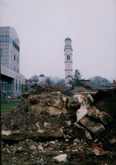 Tas de terre contenant des vestiges non répertoriés lors des fouilles à Bijelina en 2002