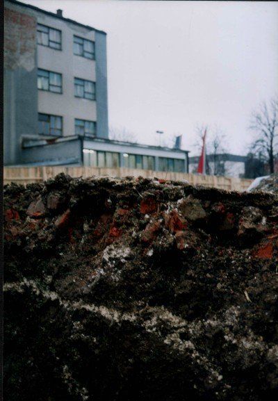 Fouilles dans le centre-ville de Bijelina. La ligne blanche représente le sol de l'église, et la couche de terre rouge est celui de la mosquée Ottomane construite à Bijelina découverte dans les fouilles de 2002