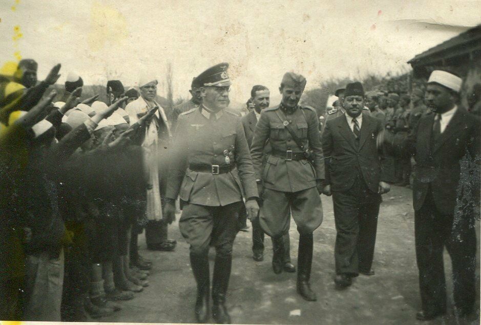 Accueil du Kreisskomandant nazi à Novi Pazar. A côté de l'officier allemand, le chef d'occupation du district régional de Novi Pazar et beau-frère d'Aqif Blyta, Ahmet Daca. Photo: Archives de Serbie Zeleznik