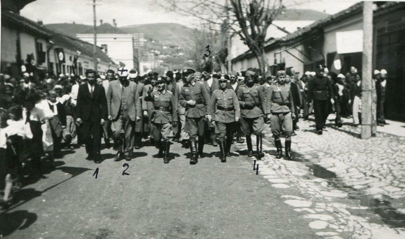 Accueil à Novi Pazar du Kreiskommandant allemand de Kosovska Mitrovica, organisé par Aqif Blyta (numéro 2) et son administration municipale en 1941. Photo : Archives de Serbie à Zeleznik