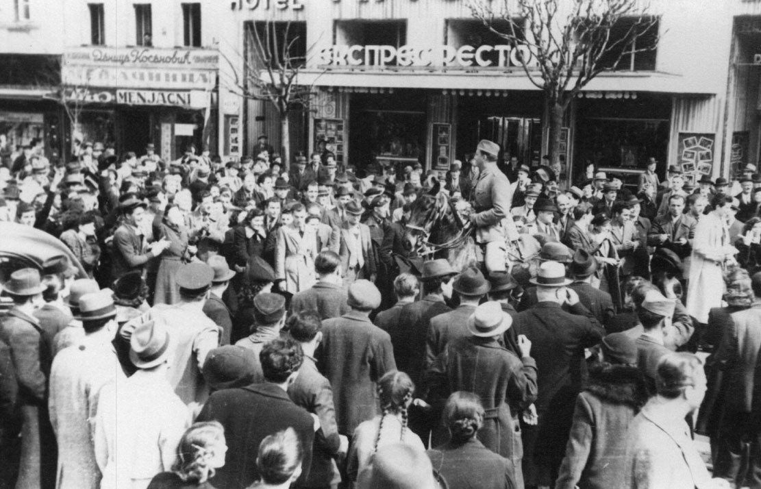 Belgrade, Place Terazije le 27 mars 1941, les citoyens saluent un des officiers putschistes à cheval