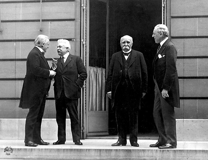 Les créateurs de la Yougoslavie en 1919 à Versailles : Lloyd George, Vittorio Emanuele Orlando, Clémenceau et Wilson.