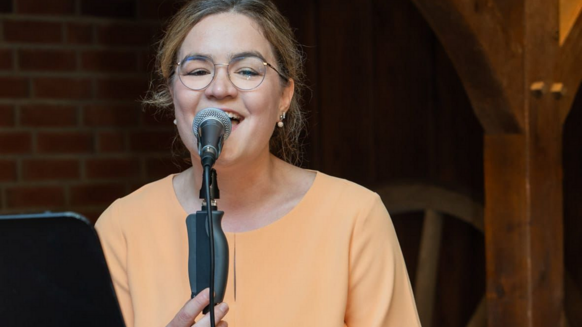 Hochzeitssängerin Rabea Schildt bei einer Freien Trauung im Innenhof der Horster Mühle in Seevetal | Foto: Martin Hutcheson