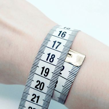 Maßband anlegen Maßband um das Handgelenk gelegt