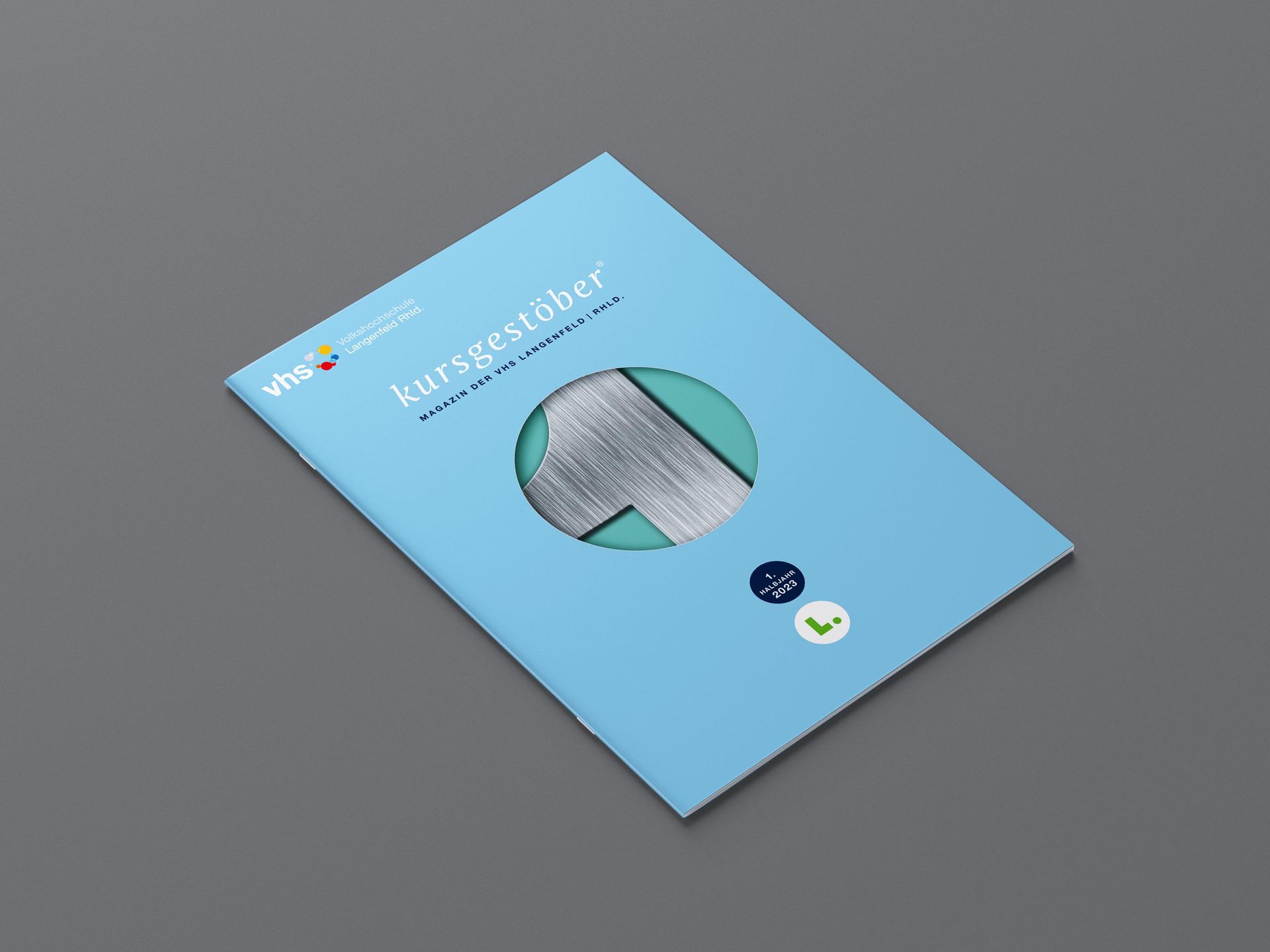 Cover VHS-Magazin Nr. 01 / 2023 Hellblaues Cover des VHS-Magazins kursgestöber Nr. 01 / 2023 auf grauem Hintergrund.