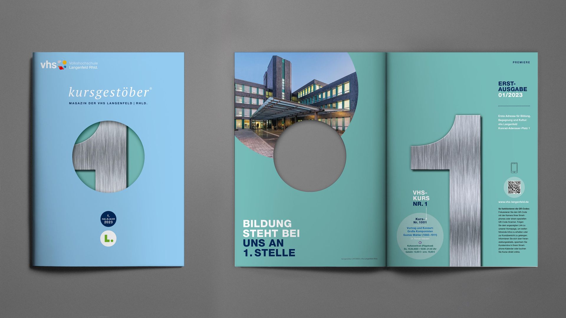 Coverkonzept Das geschlossene VHS-Magazin zeigt ein Cover mit hellblauer Fläche und einer kreisrunden Ausstanzung von etwa 10 cm Durchmesser. Durch diese Öffnung ist ein Ausschnitt des darunter liegenden Fotos auf Seite 3 zu sehen. Daneben liegt das aufgeschlagene Heft als Doppelseite. Links, auf Umschlagseite 2, befindet sich die mittlere, runde Ausstanzung, während rechts, auf Seite 3, das ganzflächige Foto sehen ist. Das Bild zeigt eine Hausnummer 1 aus Metall und steht für die Erstausgabe des VHS-Magazins „kursgestöber“.