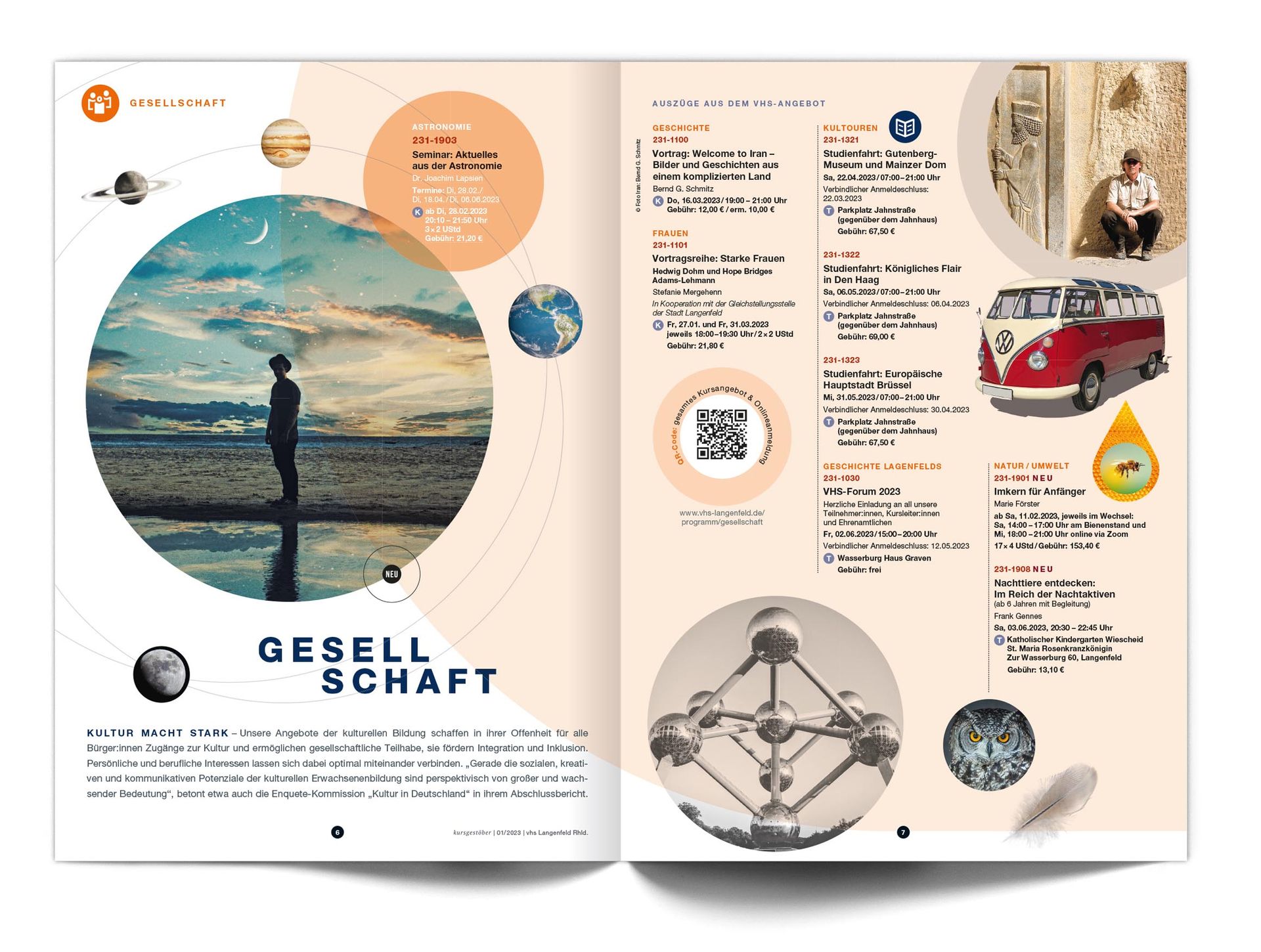 Doppelseite „Gesellschaft“ Doppelseite des VHS-Magazins ‚Kursgestöber‘ mit dem Fachbereich ‚Gesellschaft‘. Gezeigt werden ausgewählte Kursvorschläge sowie mehrere kleinere Abbildungen zu den kuratierten Angeboten. Zu sehen sind u.a. ein alter VW-Bus, das Gebäude des belgischen ‚Atomiums‘ und als Hauptfoto eine Person am Strand bei Sonnenuntergang.