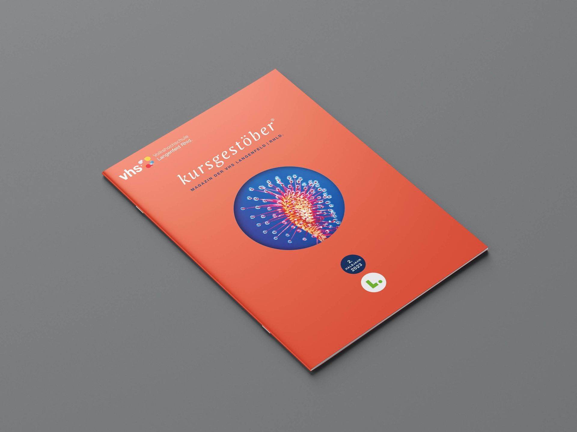 Cover VHS-Magazin Nr. 02 / 2023 Oranges Cover des VHS-Magazins kursgestöber Nr. 02 / 2023 auf grauem Hintergrund.