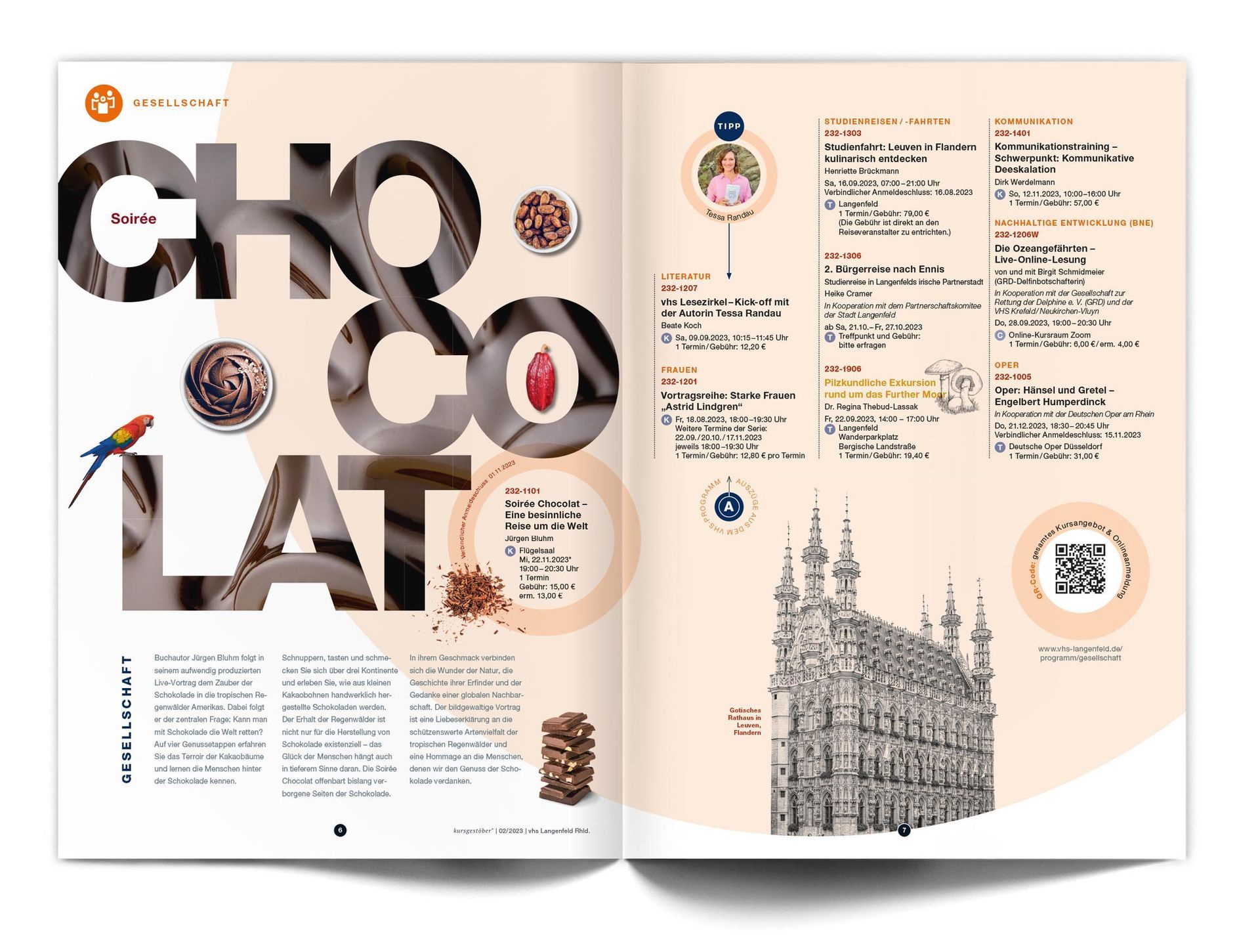 Doppelseite „Gesellschaft“ Layout einer Doppelseite des VHS-Magazins ‚Kursgestöber‘ aus dem Fachbereich ‚Gesellschaft‘. Gezeigt werden ausgewählte Kursvorschläge sowie Fotos und Abbildungen zu den kuratierten Angeboten. Ein halbseitiger „Chocolat“-Schriftzug, bestehend aus einem Schokoladenfoto und stellt das Hauptthema auf der linken Seite dar. Dieses Schriftbild wird mit mehreren kleineren Fotos, wie Kakaobohnen, Schokoraspeln, Nüssen usw., spielerisch ergänzt. Auf der rechten Seite sieht man u. a. ein freigestelltes Schwarzweißfoto eines mittelalterlichen Gebäudes mit sechs Türmen.
