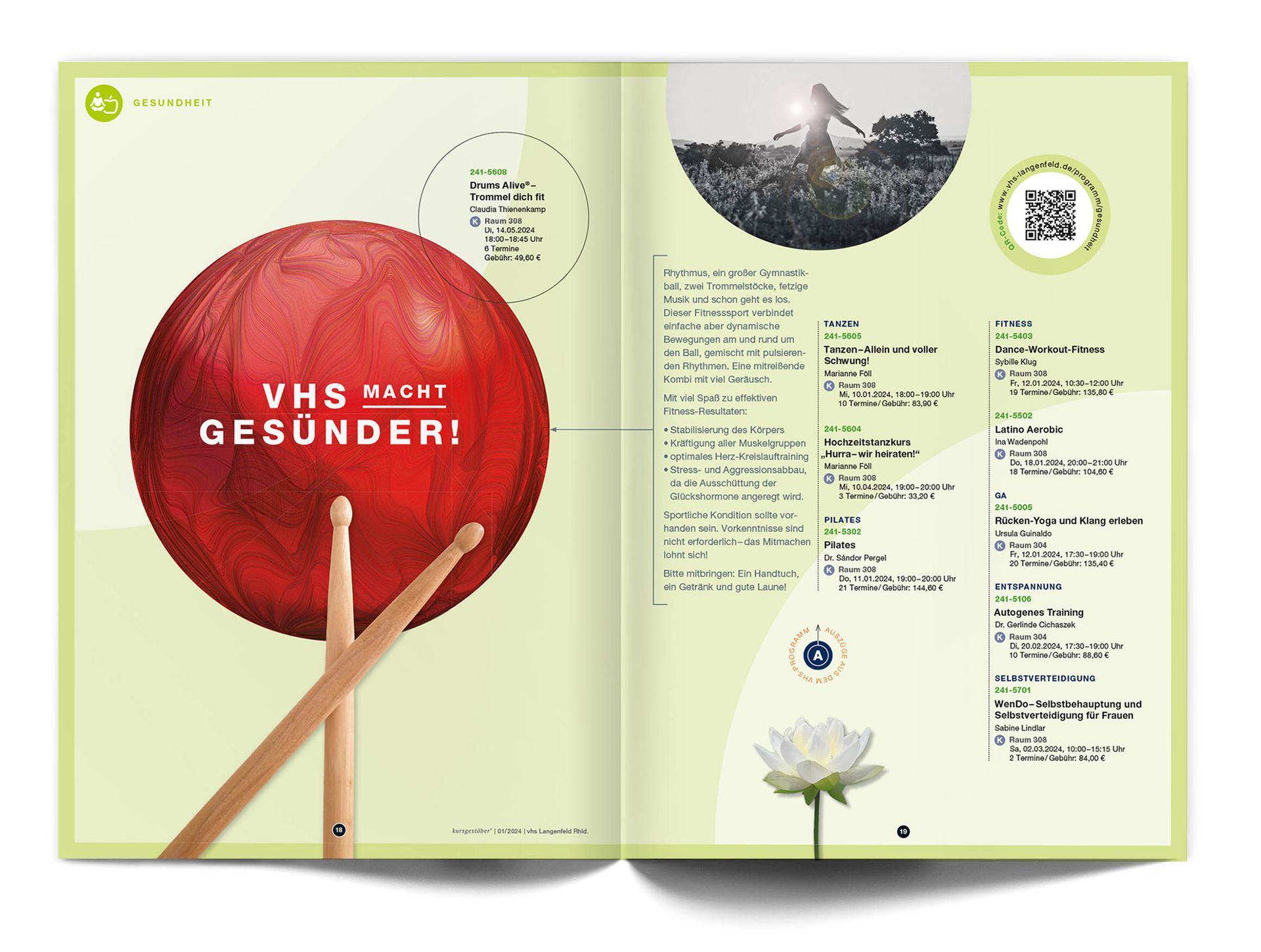 Doppelseite „Gesundheit“  Das Layout einer Doppelseite des VHS-Magazins ‚Kursgestöber‘ für den Fachbereich ‚Gesundheit‘ zeigt auf der linken Seite als Hauptmotiv einen roten Ball mit Trommelstöcken. Dieses Bild verweist auf das Kursangebot ‚Drums Alive‘, das Rhythmus und Gymnastik miteinander vereint.