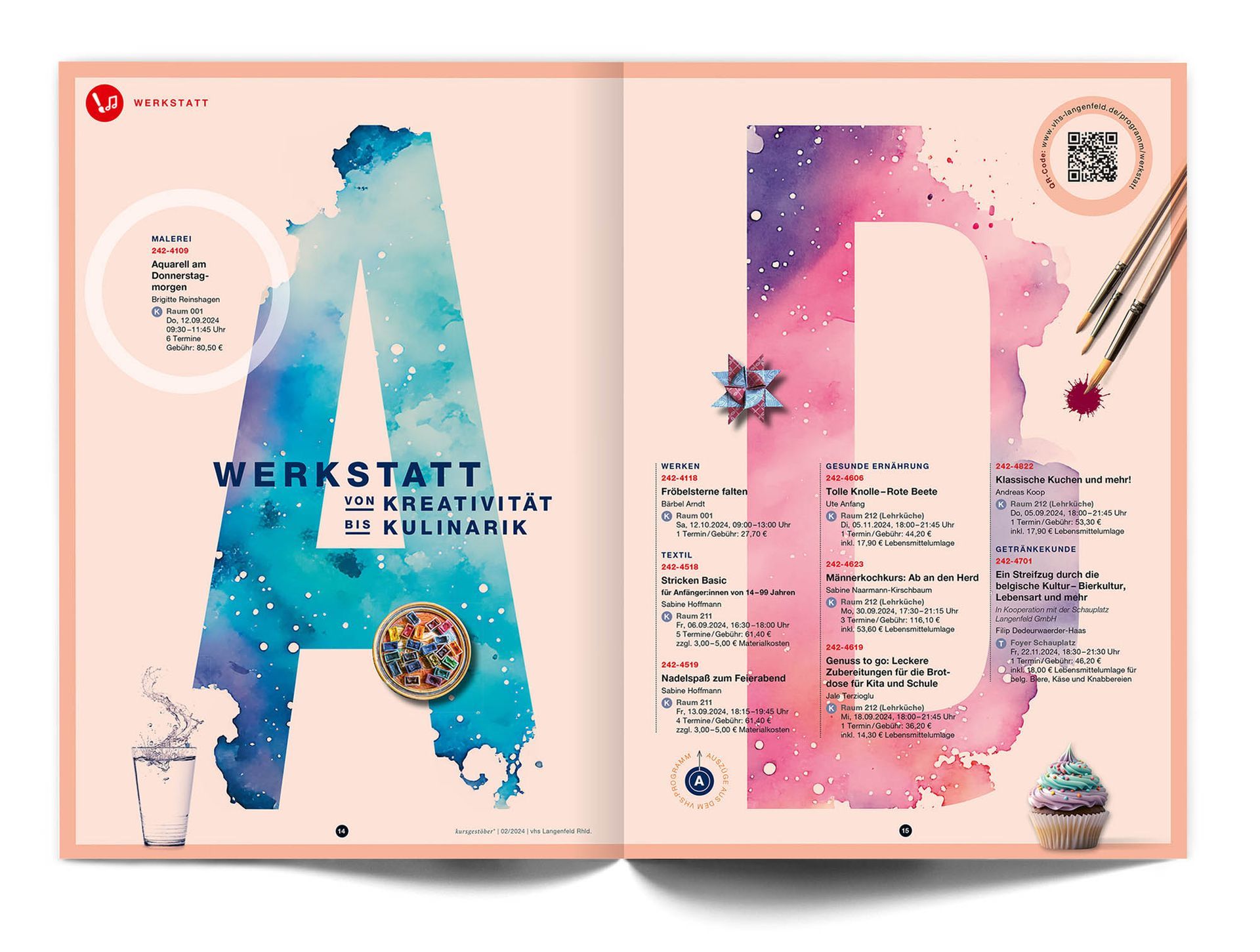 Doppelseite „Werkstatt“ Das Doppelseitenlayout des VHS-Magazins ‚Kursgestöber‘ für den Fachbereich ‚Werkstatt‘ zeigt zwei seitenfüllende Großbuchstaben: ein blaues „A“ auf der linken Seite und ein rotes „D“ auf der rechten Seite, beide in Versalbuchstaben und in Aquarelltechnik gemalt. Diese Buchstaben repräsentieren den Malkurs ‚Aquarell am Donnerstag‘. Ergänzt wird das Kunstwerk durch kleine Fotos und Grafiken, wie ein Wasserglas, eine Farbpalette und einen Pinsel. Die Kursangebote sind auf der rechten Seite abgebildet, ergänzt durch QR-Codes und Weblinks zur VHS-Homepage.